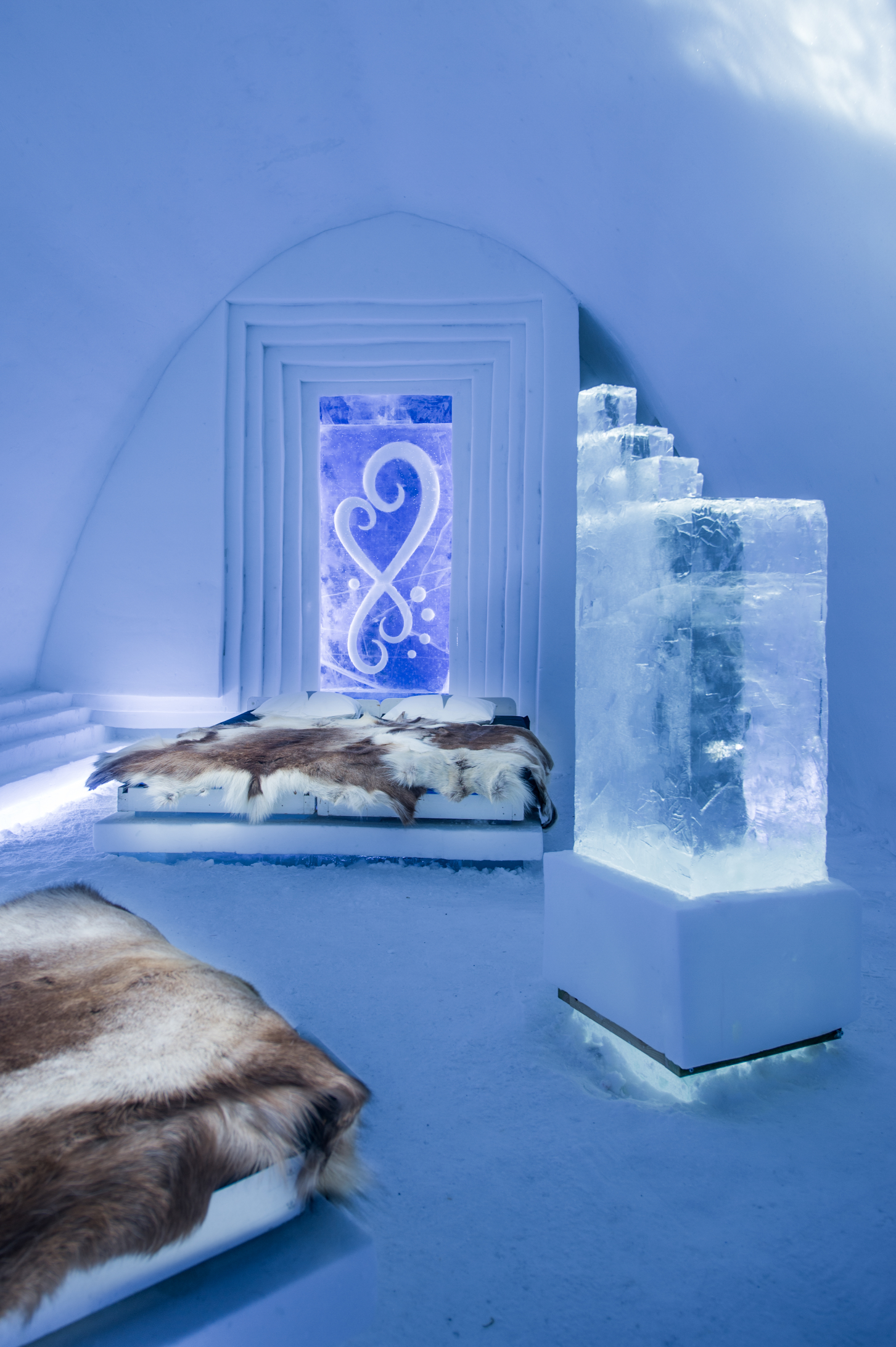 Medium art suite at Icehotel